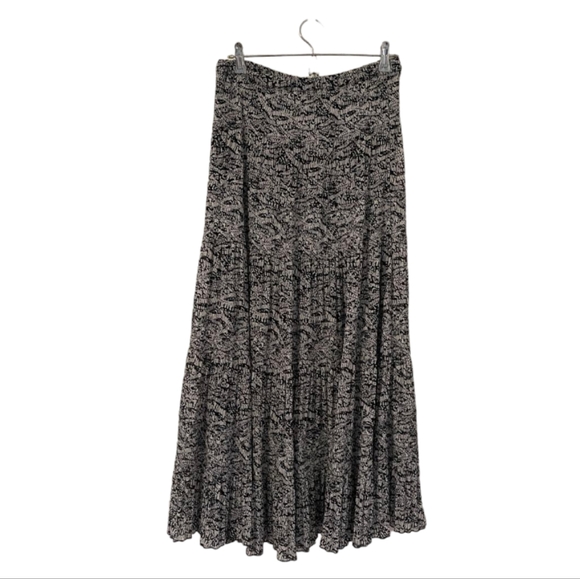 Chic Black and White A-Line Skirt - Picture 2 of 7